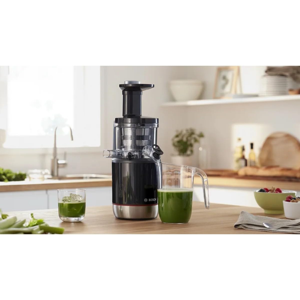 Bosch VitaExtract MESM731M Extracteur de Jus – Extraction lente pour réduire l'oxydation – Contrôle du niveau de pulpe et 3 différents filtres – 150 W – Couleur : noir