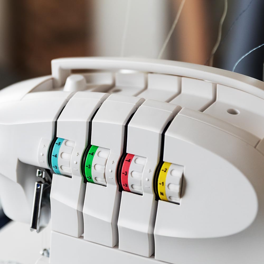 Cecotec Machine à Coudre Bellecouture Overlock, Vitesse 1100 tr/min, Pression du Pied-De-Biche Réglable, Entraînement Différentiel, Fonctions de Point à 4 Fils et Kit d'Accessoires