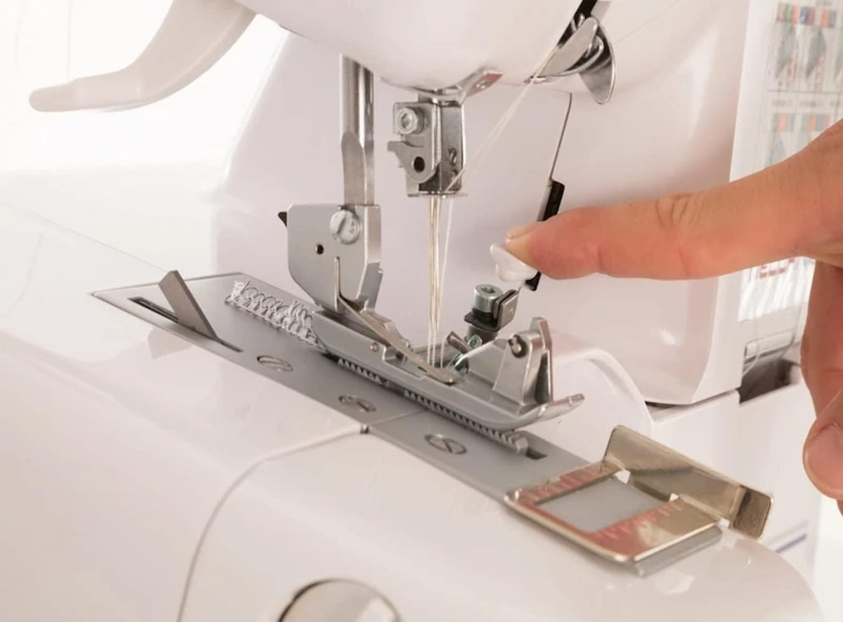 Necchi N183 Machine à coudre, intérieur en aluminium moulé sous pression, coque en ABS, blanc, régulier