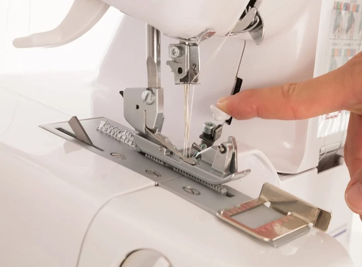 Necchi N183 Machine à coudre, intérieur en aluminium moulé sous pression, coque en ABS, blanc, régulier