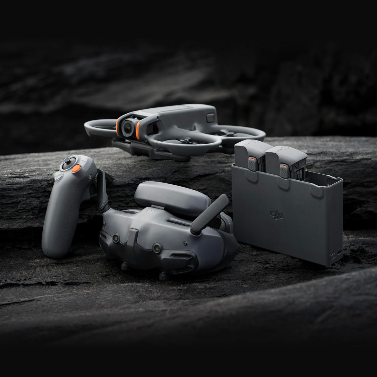 DJI Bundle Fly More Avata 2 (Trois Batteries), Drone FPV avec Caméra 4K, Acrobaties en Une Touche, Protection d’hélice intégrée, Drone Caméra avec Goggles 3 et RC Motion 3
