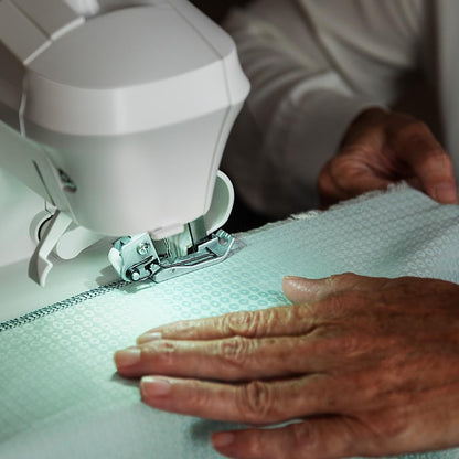 Cecotec Machine à Coudre Bellecouture Overlock, Vitesse 1100 tr/min, Pression du Pied-De-Biche Réglable, Entraînement Différentiel, Fonctions de Point à 4 Fils et Kit d'Accessoires