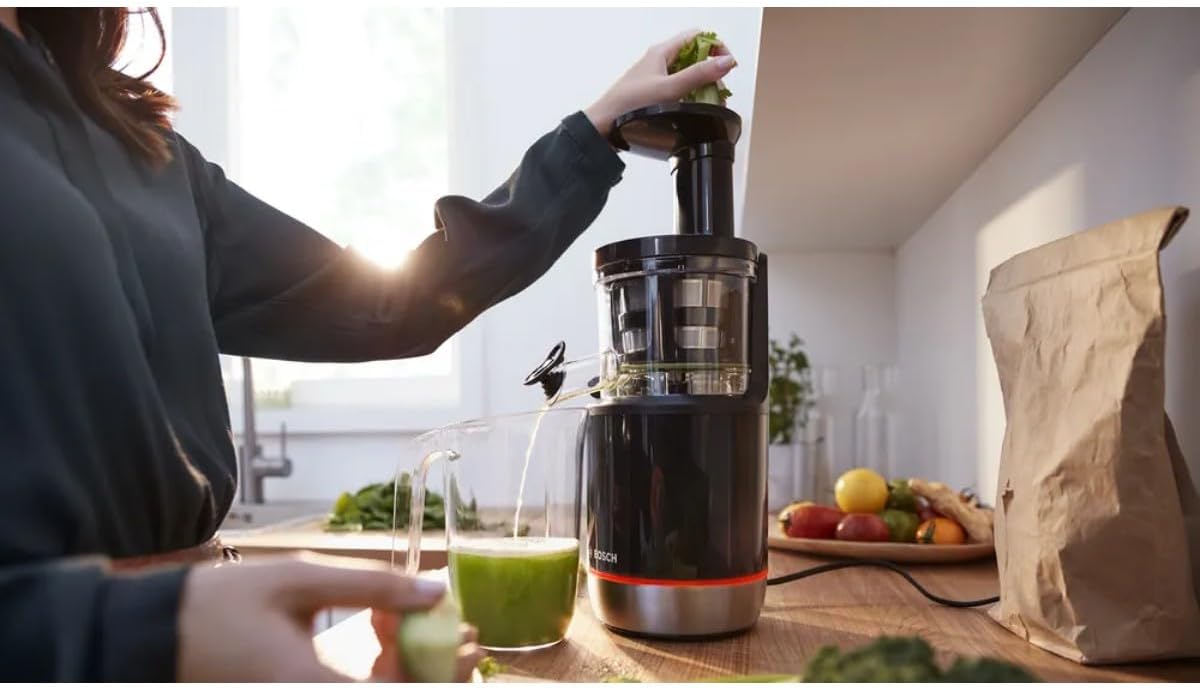 Bosch VitaExtract MESM731M Extracteur de Jus – Extraction lente pour réduire l'oxydation – Contrôle du niveau de pulpe et 3 différents filtres – 150 W – Couleur : noir