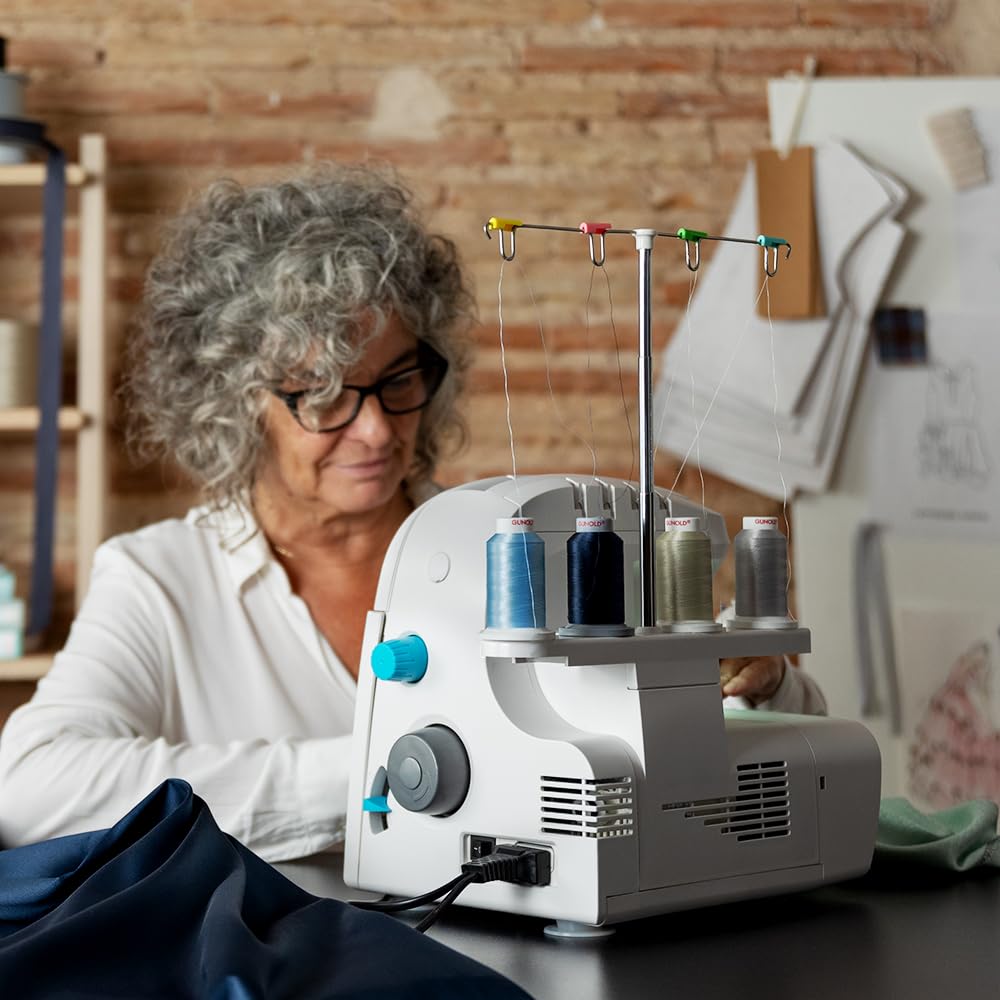 Cecotec Machine à Coudre Bellecouture Overlock, Vitesse 1100 tr/min, Pression du Pied-De-Biche Réglable, Entraînement Différentiel, Fonctions de Point à 4 Fils et Kit d'Accessoires