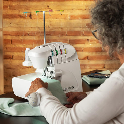 Cecotec Machine à Coudre Bellecouture Overlock, Vitesse 1100 tr/min, Pression du Pied-De-Biche Réglable, Entraînement Différentiel, Fonctions de Point à 4 Fils et Kit d'Accessoires