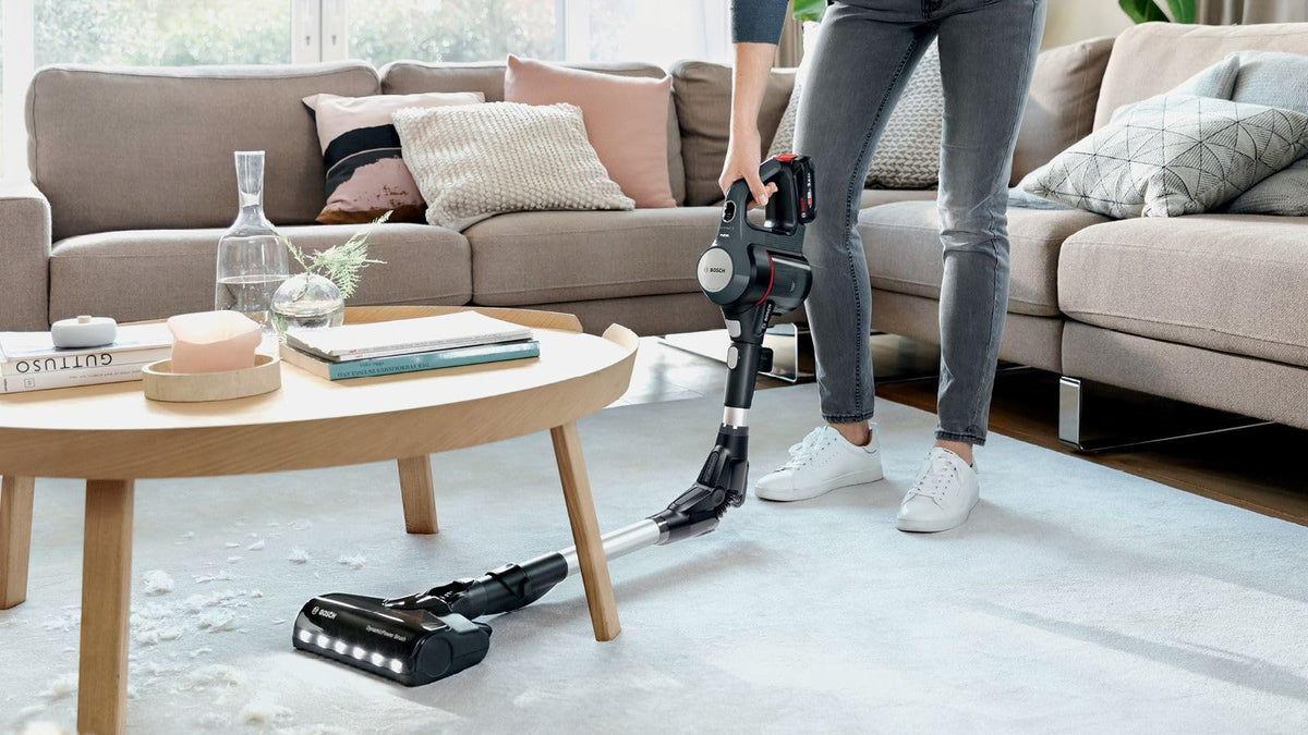 Bosch Electroménager Unlimited 7, BBS712A, aspirateur Balai, 2 Batteries 3.0 Ah Power for All, autonomie de 40 Min par Batterie, Tube Flexible, Poids léger, Accessoires, éclairage LED, Anthracite