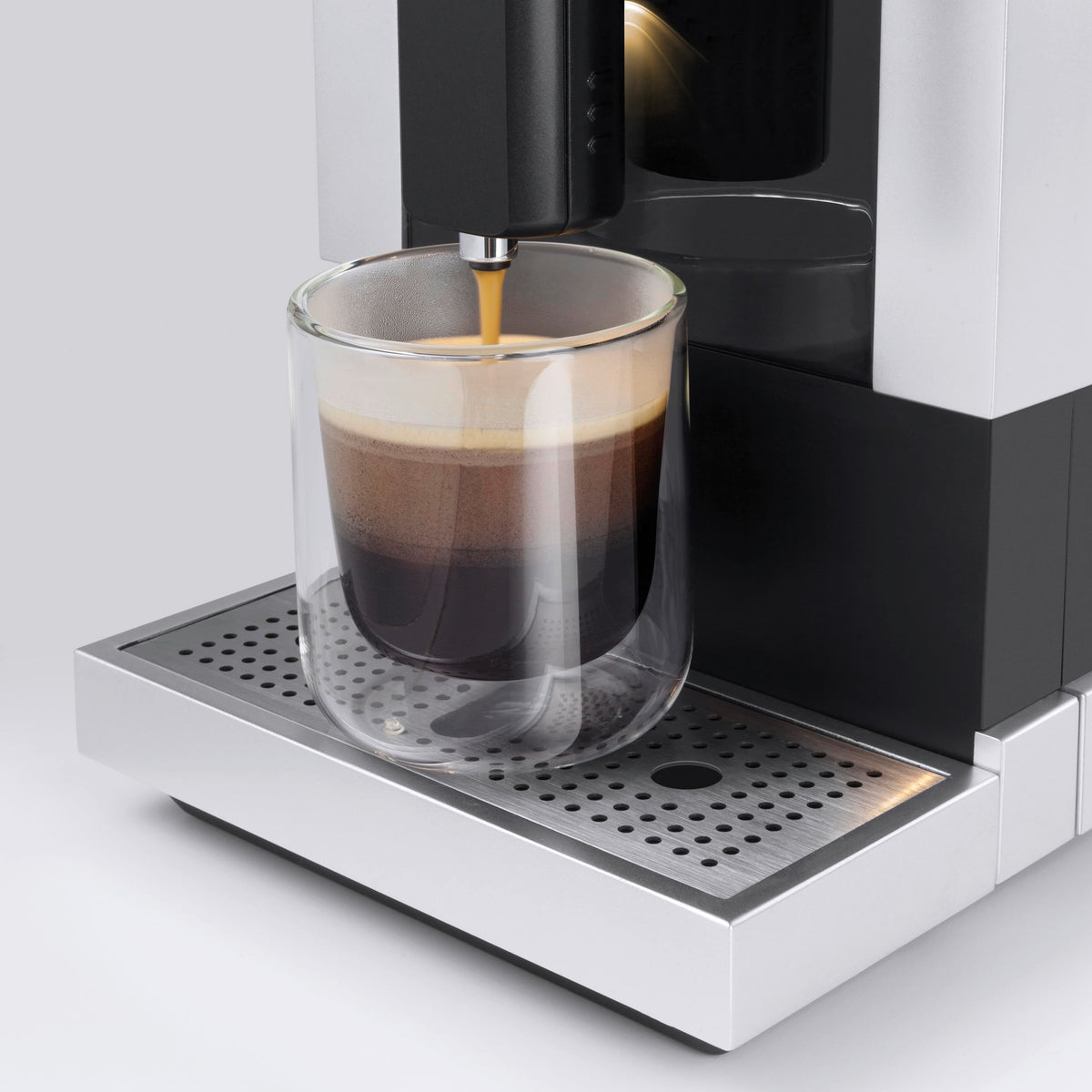 CASO Café Crema Touch Machine à café automatique design avec tuyau et réservoir à lait, broyeur conique réglable en continu, prêt à l'emploi, toutes les spécialités de café par toucher, noir, acier