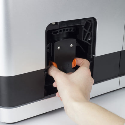 CASO Café Crema Touch Machine à café automatique design avec tuyau et réservoir à lait, broyeur conique réglable en continu, prêt à l'emploi, toutes les spécialités de café par toucher, noir, acier