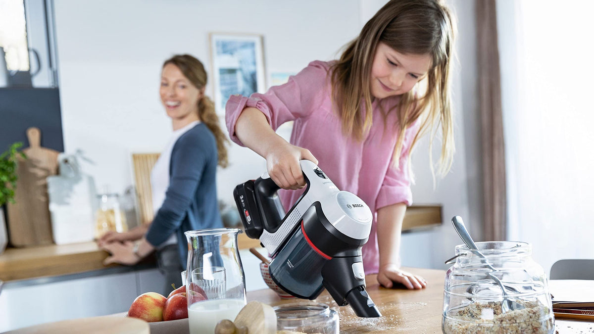 Bosch Electroménager Unlimited 7, BBS711W, aspirateur Balai, autonomie de 40 Min, Brosse motorisée avec éclairage LED, Batterie 3.0 Ah Power for All, Tube Flexible, Poids léger, Accessoires, Blanc