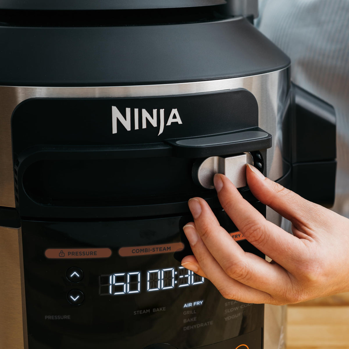 Ninja Multicuiseur Foodi MAX Air Fryer, SmartLid, 12 fonctions de cuisson, 7.5L, Autocuiseur 12 en 1, Cuisson sous pression, Friture à l'air, Cuisson lente et plus, Acier inoxydable, OL650EU