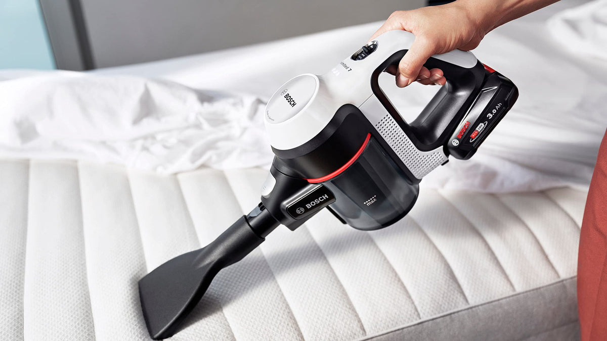 Bosch Electroménager Unlimited 7, BBS711W, aspirateur Balai, autonomie de 40 Min, Brosse motorisée avec éclairage LED, Batterie 3.0 Ah Power for All, Tube Flexible, Poids léger, Accessoires, Blanc