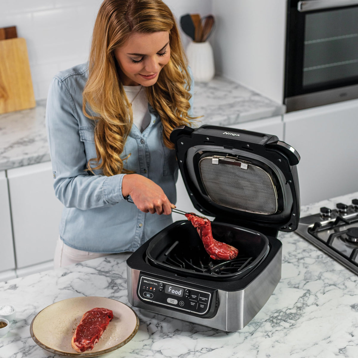Ninja Foodi Grill & Air Fryer, 5,7L, 5 Fonctions de Cuisson Air Fry, Grille, Cuit, Rotis et bien plus, Pièces Lavables au Lave-vaisselle, Noir/Argent AG301EU