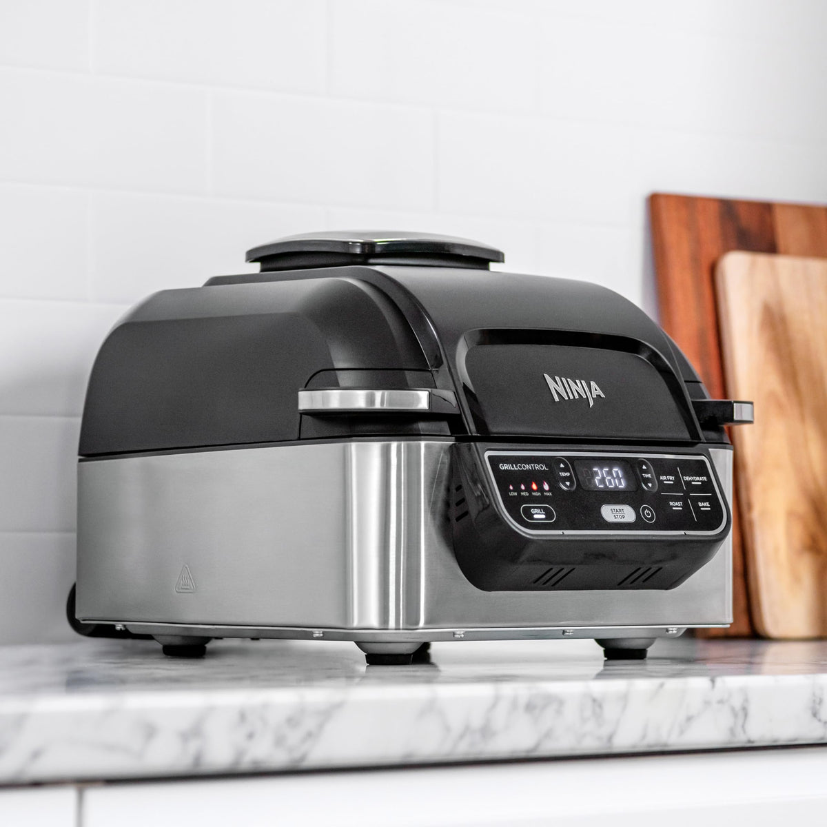 Ninja Foodi Grill & Air Fryer, 5,7L, 5 Fonctions de Cuisson Air Fry, Grille, Cuit, Rotis et bien plus, Pièces Lavables au Lave-vaisselle, Noir/Argent AG301EU