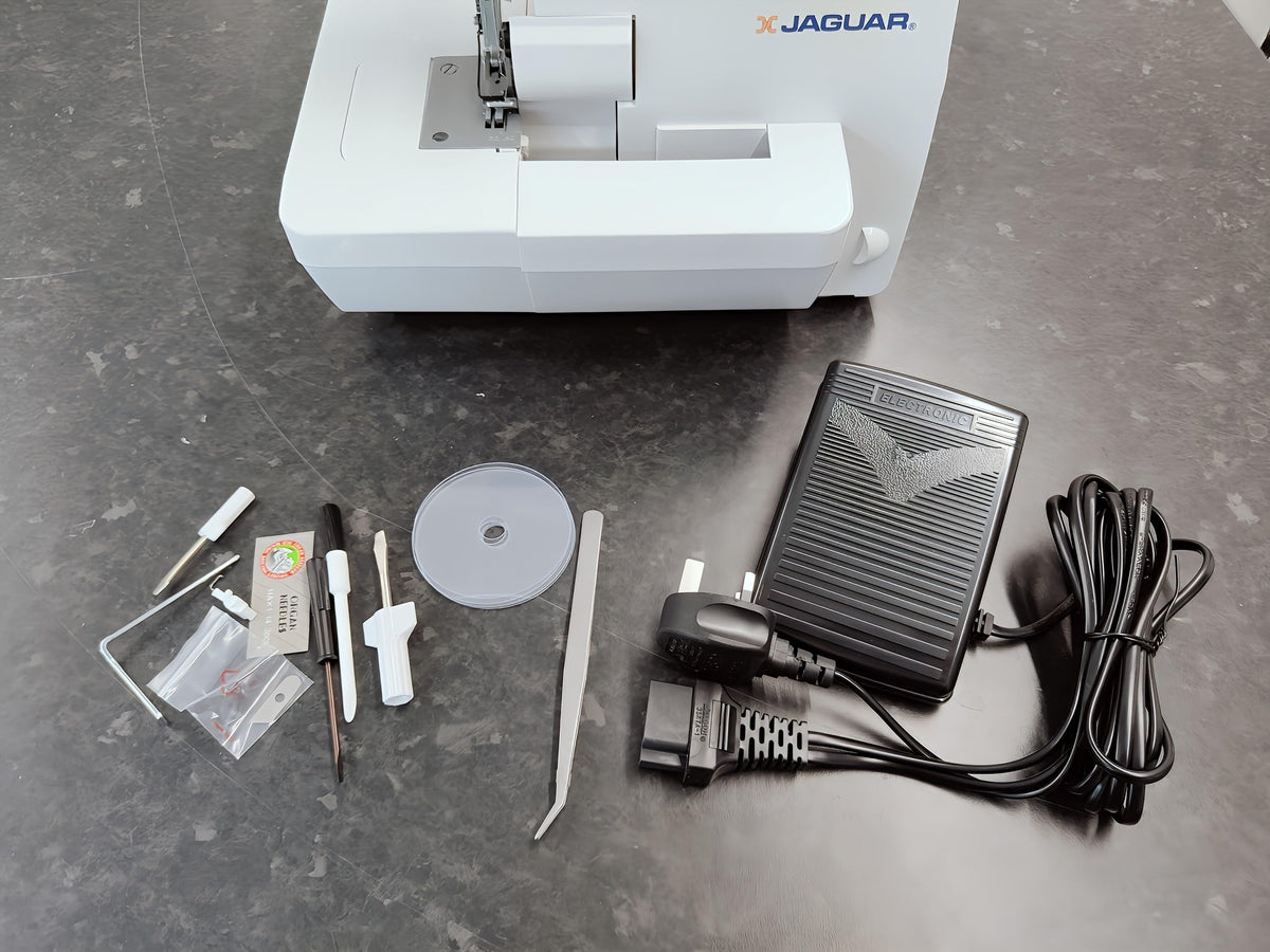 Jaguar 435D Surjeteuse Overlock, 3/4 fils, enfilage codé par couleur, transport différentiel, coupe-fil automatique, bras libre, blanc.