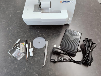 Jaguar 435D Surjeteuse Overlock, 3/4 fils, enfilage codé par couleur, transport différentiel, coupe-fil automatique, bras libre, blanc.