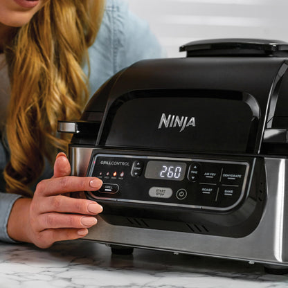 Ninja Foodi Grill & Air Fryer, 5,7L, 5 Fonctions de Cuisson Air Fry, Grille, Cuit, Rotis et bien plus, Pièces Lavables au Lave-vaisselle, Noir/Argent AG301EU