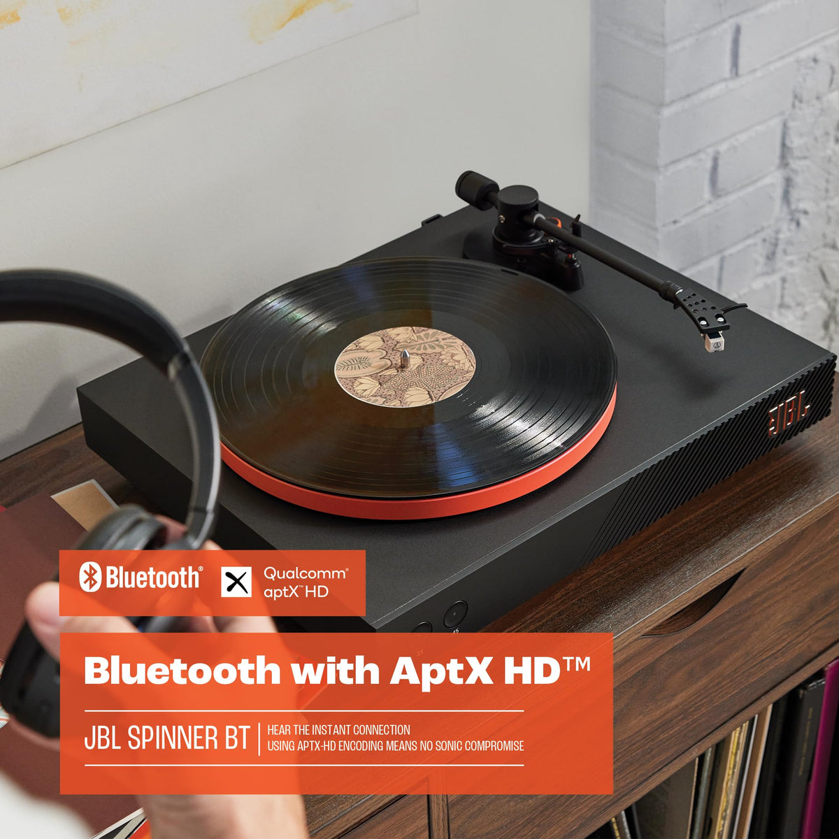 JBL Spinner BT, Platine Bluetooth avec AptX-HD, design dynamique, porte-cellule amovible, plateau en aluminium et entraînement par courroie, cellule magnétique mobile préinstallée, noir et orange