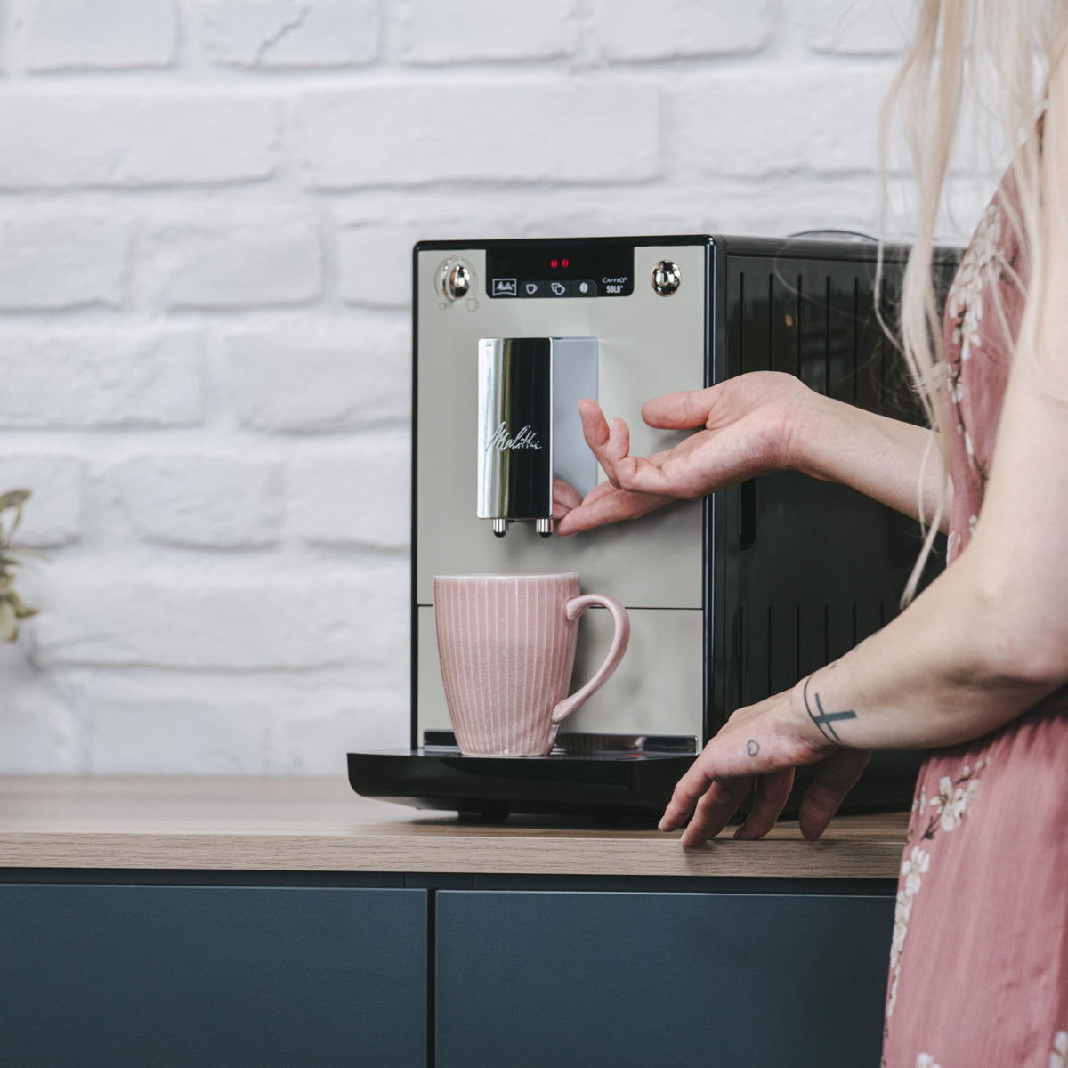 Melitta Solo Sandy Grey, Machine à Café à Grains avec Broyeur et Système d'Extraction des Arômes, Affichage LED, Mode 1 à 2 Tasses, Expresso, Automatique, E950-777, 1400W