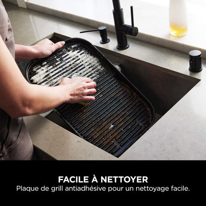 Ninja Woodfire Pro Connect XL Barbecue Électrique & Fumoir avec Contrôle d'Application, 2 Sondes, Grille, Housse, Revêtements & Brosse, Grill & Friteuse sans huile 7-en-1, Bleu & Noir OG901EUAMZ