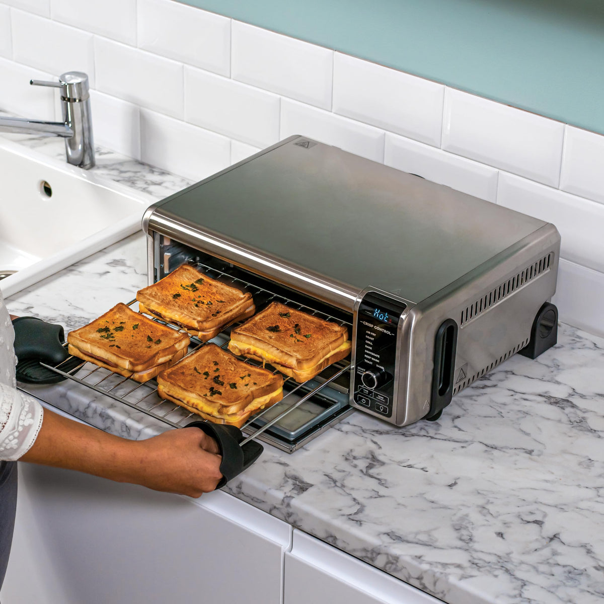 Ninja Foodi Four Multifonctions 8-en-1, Mini four portable, surfaces de travail, four multifonctions avec 8 fonctions de cuisson ; Air Fry, Rôtir, Griller, Cuire et plus encore. Argent/Noir SP101EU