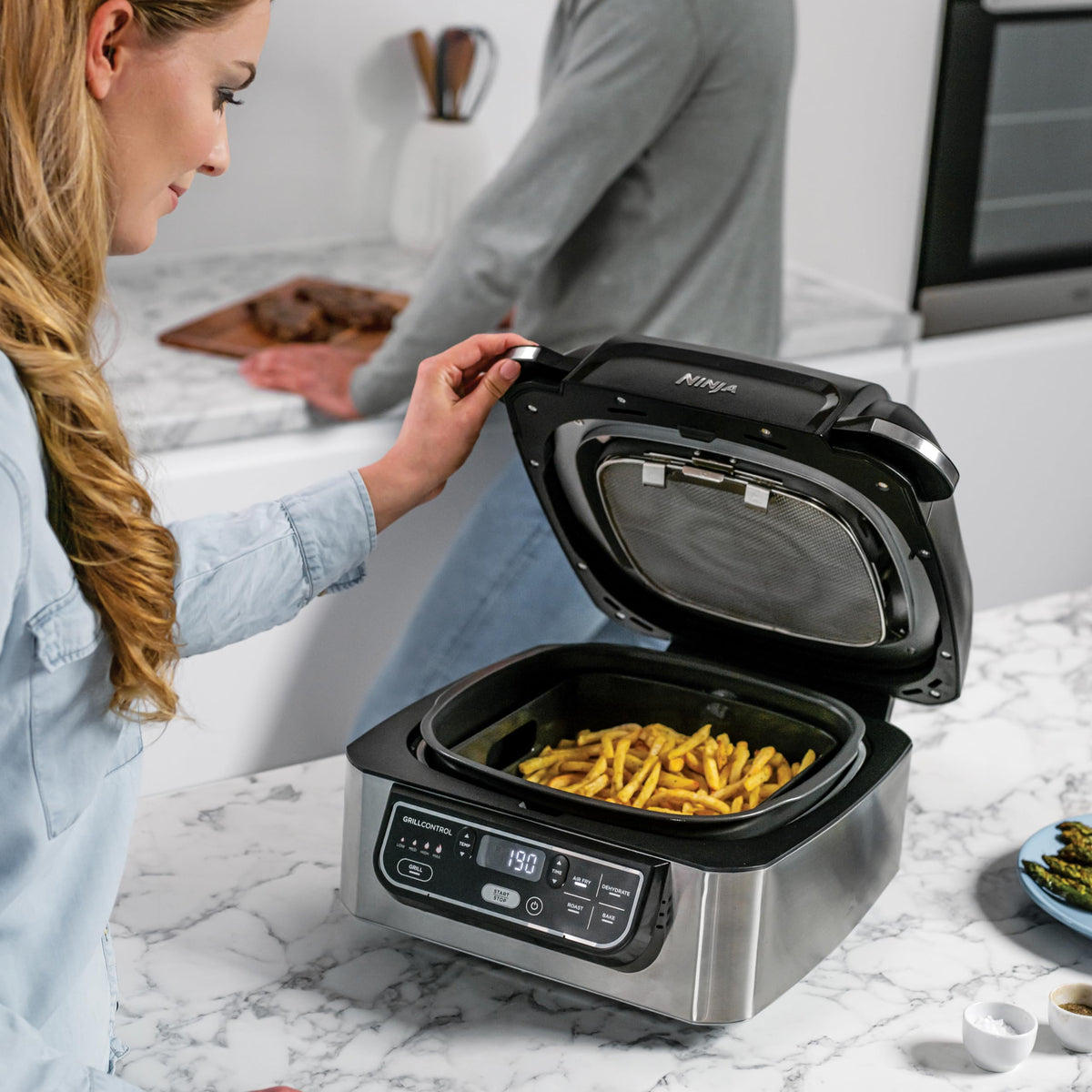 Ninja Foodi Grill & Air Fryer, 5,7L, 5 Fonctions de Cuisson Air Fry, Grille, Cuit, Rotis et bien plus, Pièces Lavables au Lave-vaisselle, Noir/Argent AG301EU