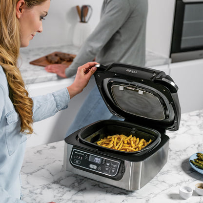Ninja Foodi Grill & Air Fryer, 5,7L, 5 Fonctions de Cuisson Air Fry, Grille, Cuit, Rotis et bien plus, Pièces Lavables au Lave-vaisselle, Noir/Argent AG301EU