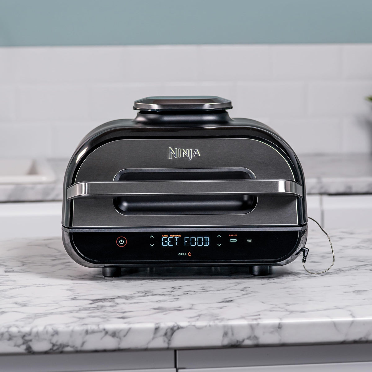 Ninja Foodi MAX Grill & Air Fryer avec Sonde de Cuisson Numérique, 5,7L, 6 Fonctions de Cuisson, Air Fry, Grille, Cuit, Rotis et bien plus, Pièces Lavables au Lave-vaisselle 2460W, Gris/Argent AG551EU