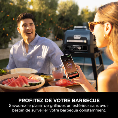 Ninja Woodfire Pro Connect XL Barbecue Électrique & Fumoir avec Contrôle d'Application, 2 Sondes, Grille, Housse, Revêtements & Brosse, Grill & Friteuse sans huile 7-en-1, Bleu & Noir OG901EUAMZ