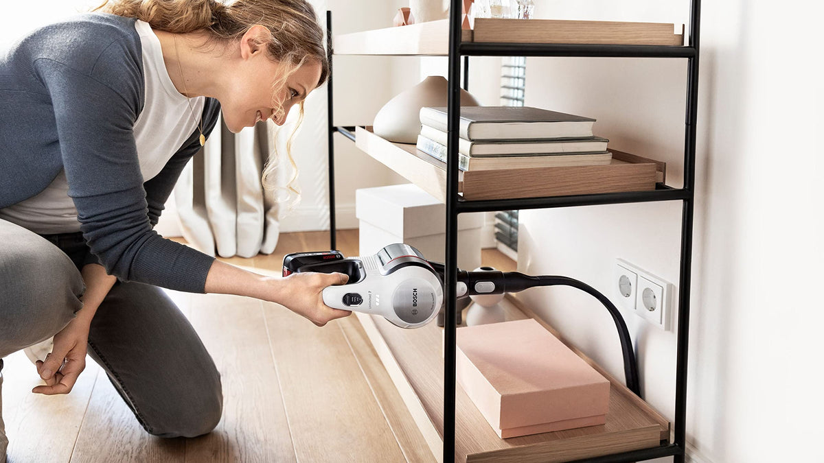 Bosch Electroménager Unlimited 7, BBS711W, aspirateur Balai, autonomie de 40 Min, Brosse motorisée avec éclairage LED, Batterie 3.0 Ah Power for All, Tube Flexible, Poids léger, Accessoires, Blanc