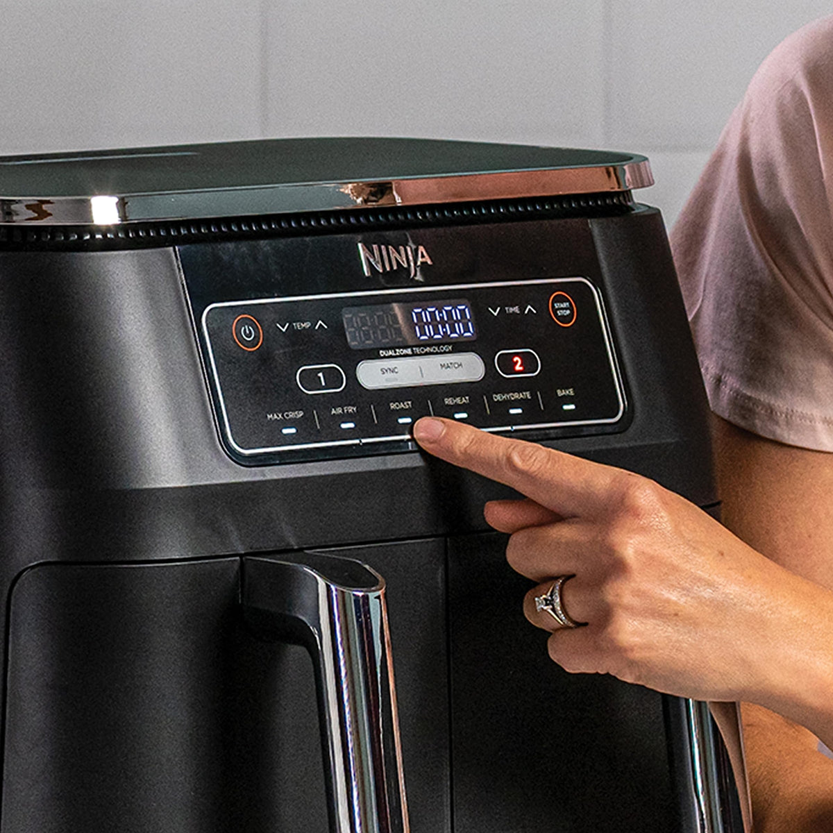 NINJA Foodi DualZone Air Fryer 2 Compartiments, 2 Zones de Cuisson Indépendentes, Capacité 7,6L, Air Fyer 6-en-1, Max 240°C, Pièces Antiadhésives Amovibles lavables au lave-vaisselle, Noir AF300EU