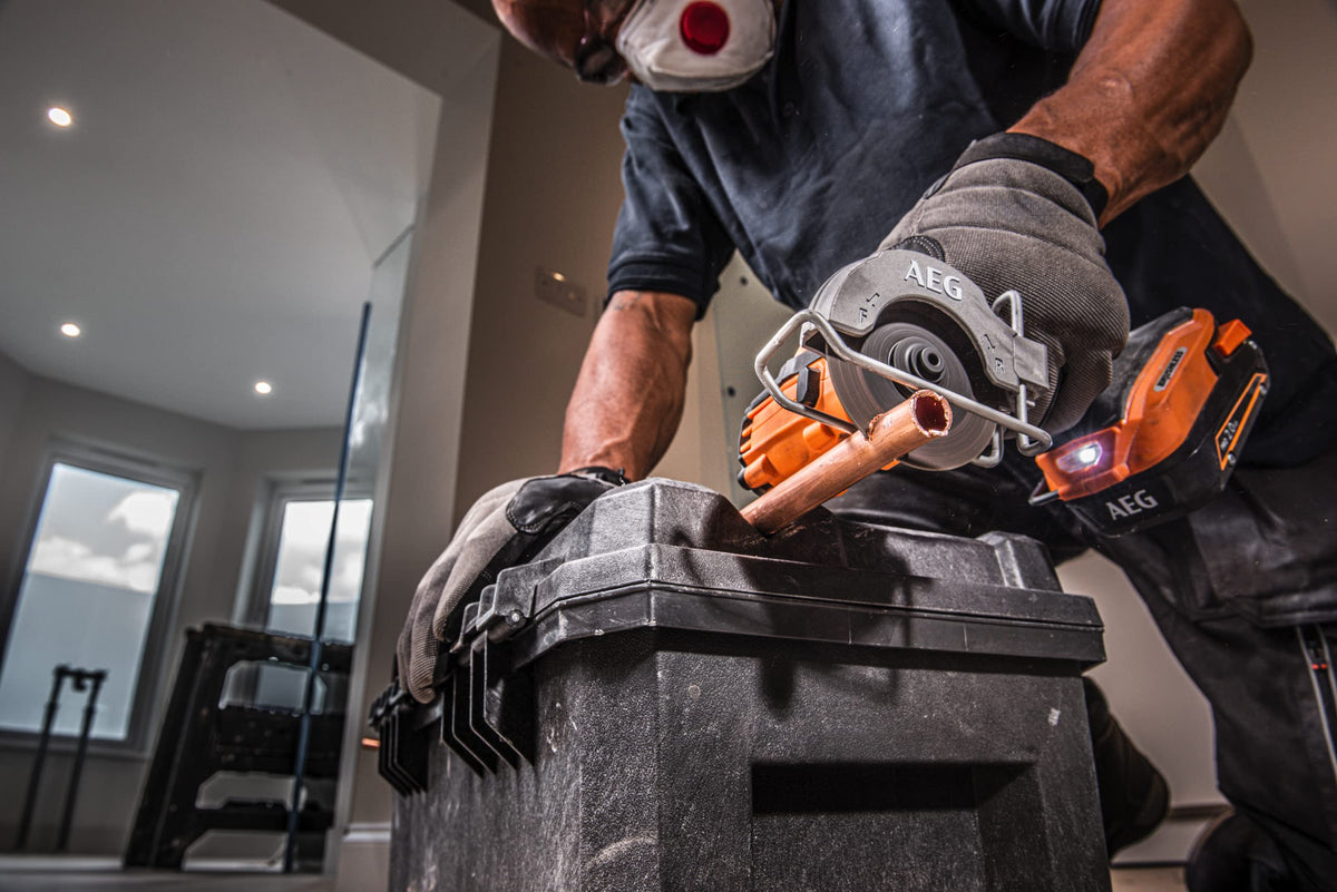 AEG - Duo Brushless : Perceuse à percussion Brushless Subcompact 18V, mini scie multi-matériaux Brushless Subcompact 18V, 2 batteries 2,0 Ah, chargeur, sac - JP18A2SBL-202B