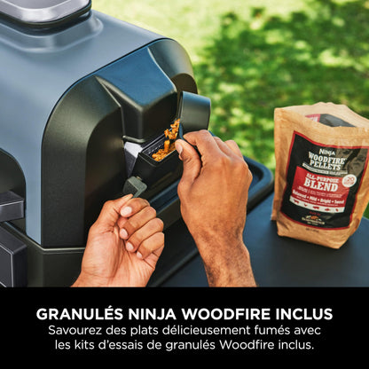 Ninja Woodfire Pro Connect XL Barbecue Électrique & Fumoir avec Contrôle d'Application, 2 Sondes, Grille, Housse, Revêtements & Brosse, Grill & Friteuse sans huile 7-en-1, Bleu & Noir OG901EUAMZ