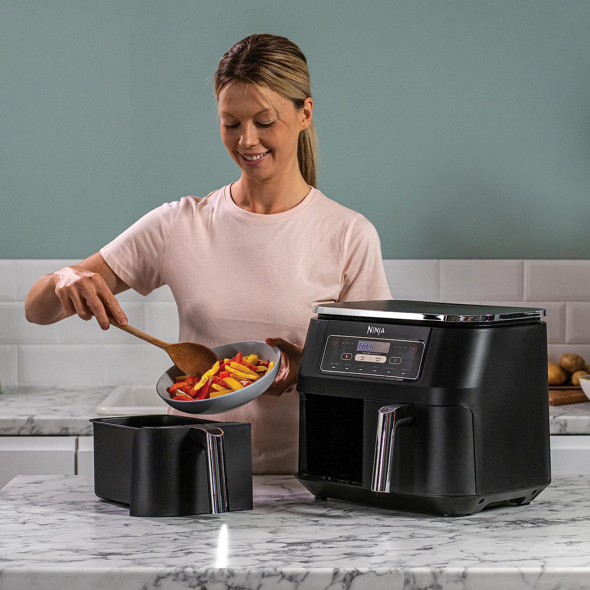 NINJA Foodi DualZone Air Fryer 2 Compartiments, 2 Zones de Cuisson Indépendentes, Capacité 7,6L, Air Fyer 6-en-1, Max 240°C, Pièces Antiadhésives Amovibles lavables au lave-vaisselle, Noir AF300EU