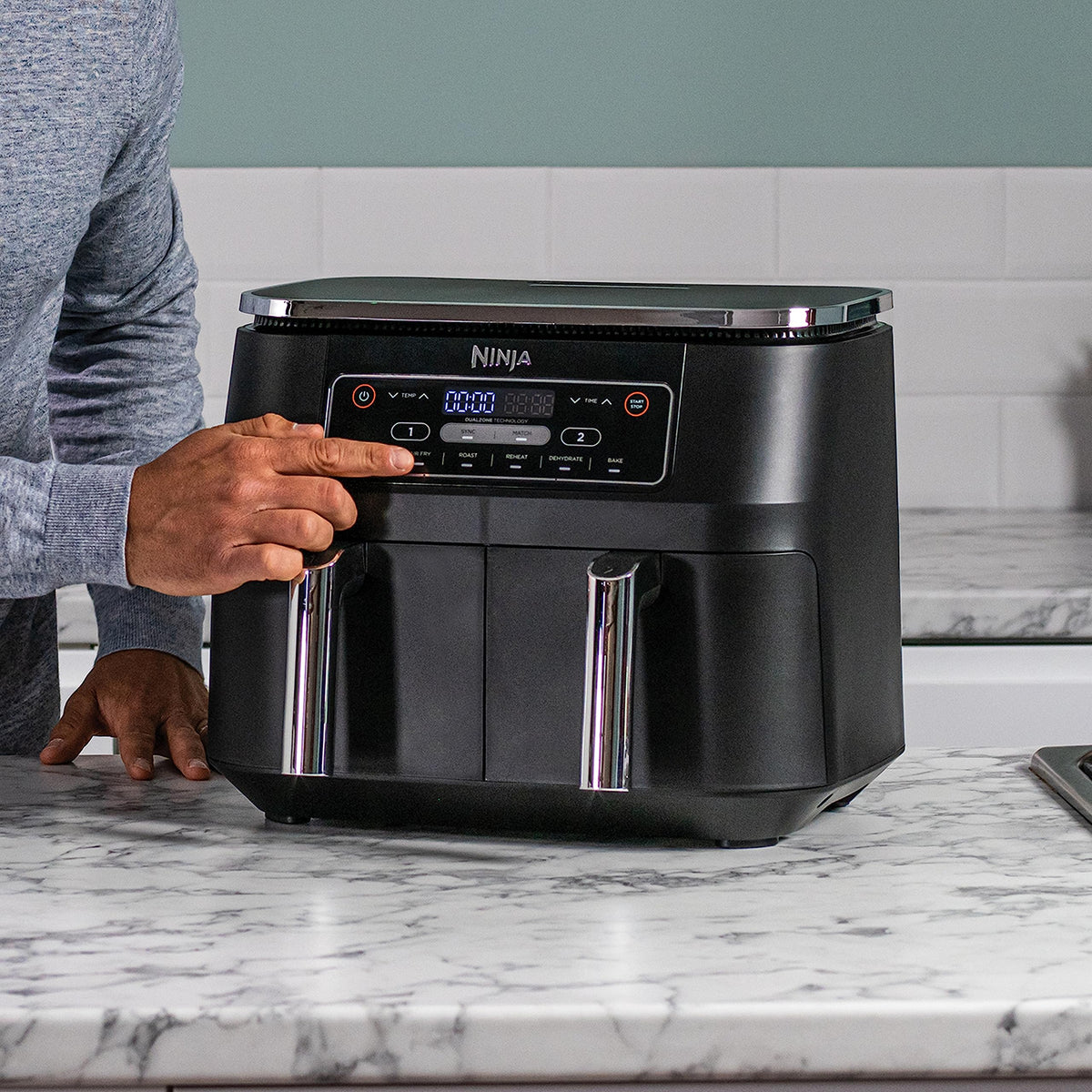 NINJA Foodi DualZone Air Fryer 2 Compartiments, 2 Zones de Cuisson Indépendentes, Capacité 7,6L, Air Fyer 6-en-1, Max 240°C, Pièces Antiadhésives Amovibles lavables au lave-vaisselle, Noir AF300EU