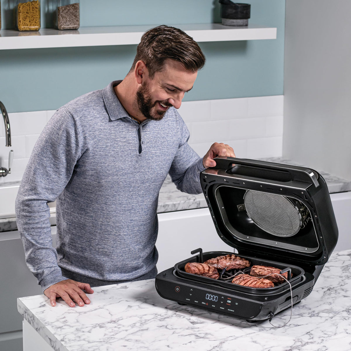 Ninja Foodi MAX Grill & Air Fryer avec Sonde de Cuisson Numérique, 5,7L, 6 Fonctions de Cuisson, Air Fry, Grille, Cuit, Rotis et bien plus, Pièces Lavables au Lave-vaisselle 2460W, Gris/Argent AG551EU